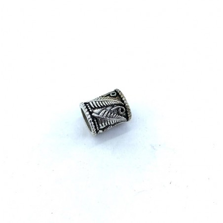 Bead or metal ring to be threaded at the tip of the beards viking way.