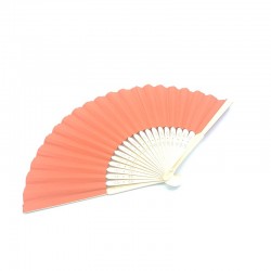 Eventail en bambou et papier de couleur orange.