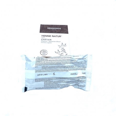 Sachet of henna powder in chestnut color.