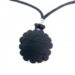 Colgante naranja de metal con forma de virus "I will survive".