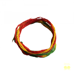 Armband aus einem langen rastafarbenen Baumwollfaden.