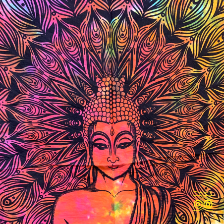 Tête de bouddha en méditation sur une tenture.