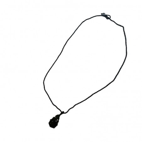 Collar de piedra de ónix negro sobre hilo de algodón trenzado.