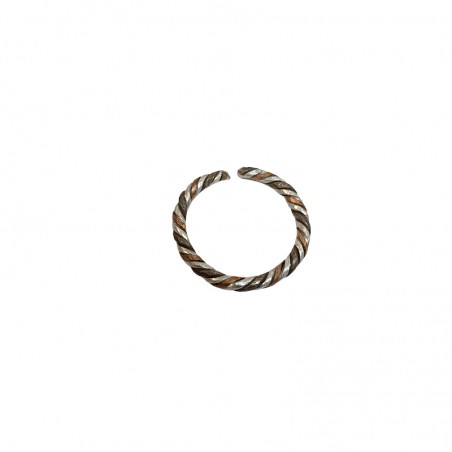 El anillo africano lleva el amuleto del grigri de la felicidad.