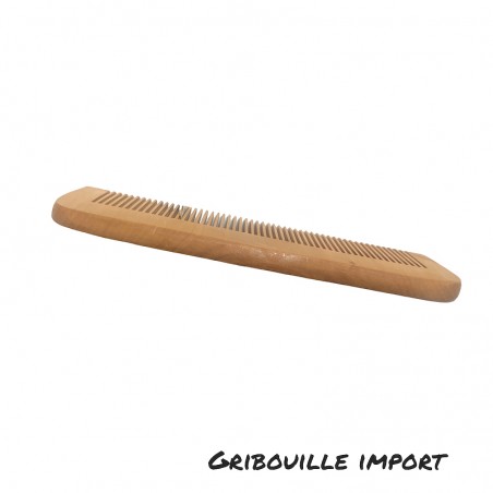 Peigne robuste en bois de forme rectangulaire.