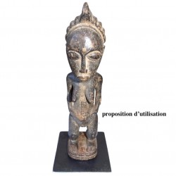 Statuette soclée sur une platine en acier.