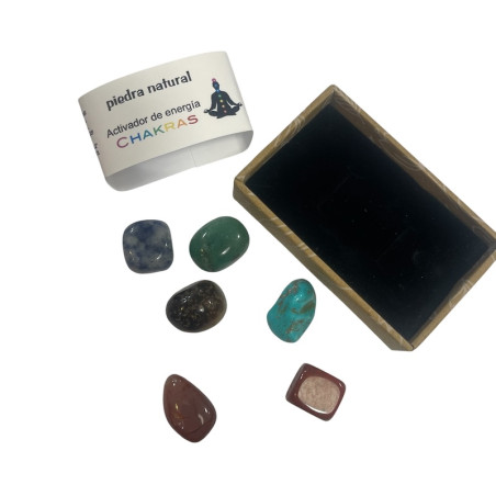 Set di pietre naturali per i 7 chakra.