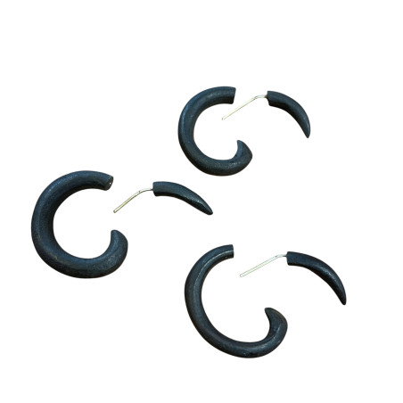 Gefälschtes ethnisches Tribal-Piercing mit Spiralmuster aus Holz.