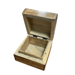 Boite artisanale indienne carrée en bois.