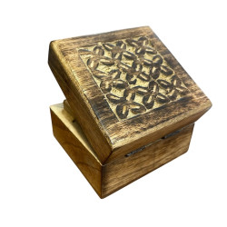Boite indienne sculptée carrée en bois.