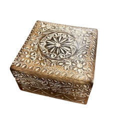 Indische geschnitzte Holzbox mit weißer Patina